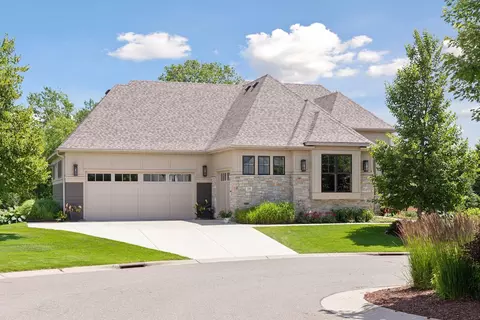 18 Kestrel Ct, North Oaks, MN 55127