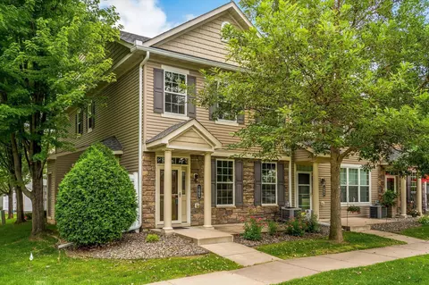 1065 Hillvale Ave N, Oakdale, MN 55128