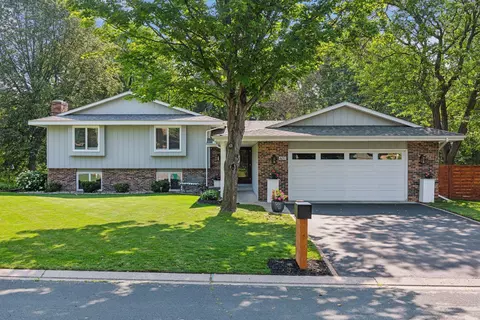 8051 Tierneys Woods Curv, Bloomington, MN 55438