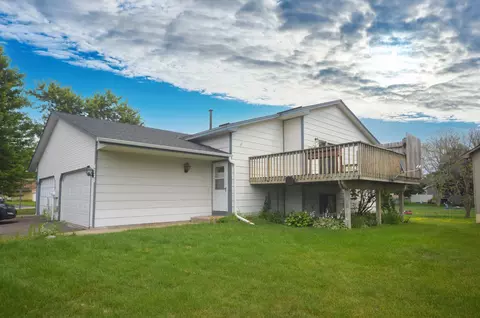 4733 Hayward Rd N, Oakdale, MN 55128