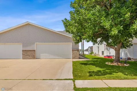 1977 52nd St S, Fargo, ND 58103
