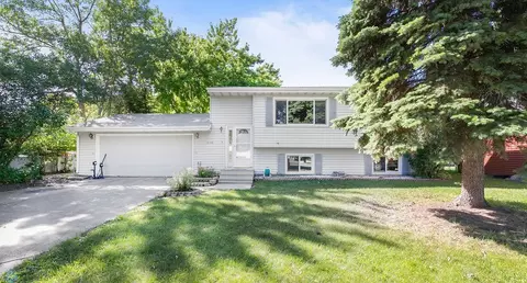 2138 Meadow Ridge Ct, West Fargo, ND 58078