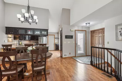 975 Winterberry Dr, Woodbury, MN 55125