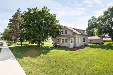 718 N Main St, Starbuck, MN 56381