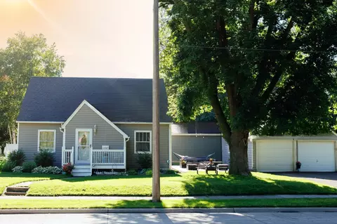 1207 S Elm Ave, Owatonna, MN 55060