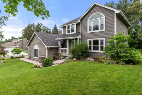 9672 Woodridge Dr, Eden Prairie, MN 55347