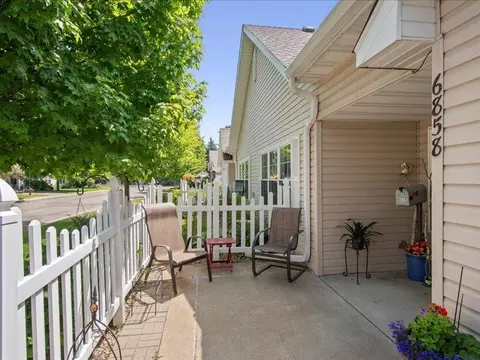 6858 Blackhawk Trl, Inver Grove Heights, MN 55077