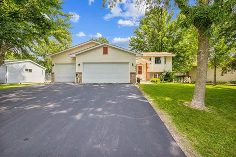 521 Devonshire Dr, Norwood Young America, MN 55397