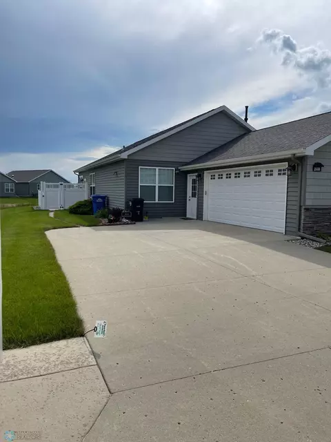 2608 Whispering Creek Cir S, Fargo, ND 58104