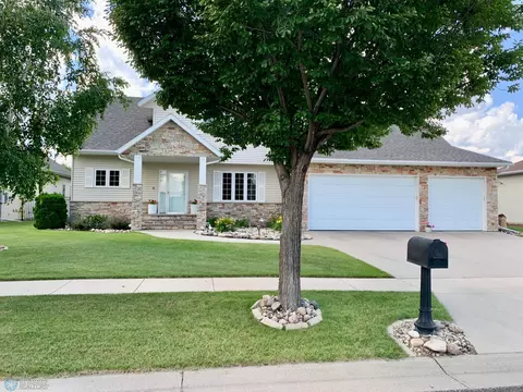 4419 5th St S, Moorhead, MN 56560