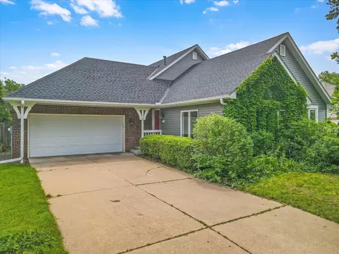 224 Cottonwood Dr, Vadnais Heights, MN 55127
