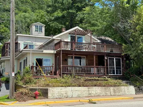 609 N Main St, Alma, WI 54610
