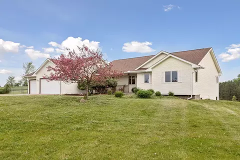 914 Benjamin Ln, Hudson, WI 54016