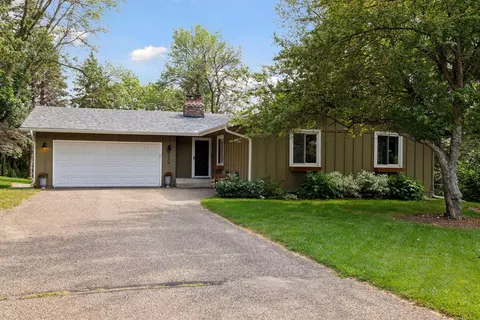 9536 Woodridge Cir, Eden Prairie, MN 55347
