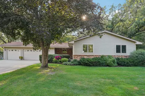 8410 Knollwood Dr, Mounds View, MN 55112