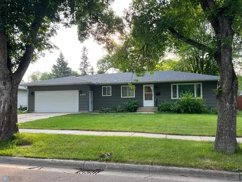 2913 Edgewood Dr N, Fargo, ND 58102