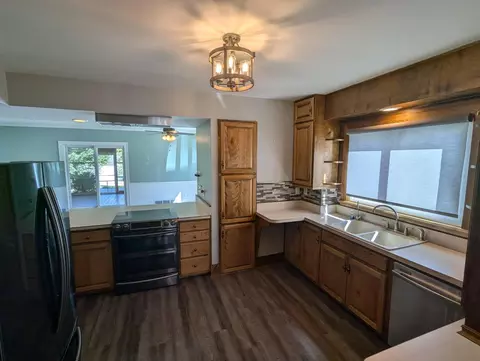 105 S High St, Marshall, MN 56258 photo 6