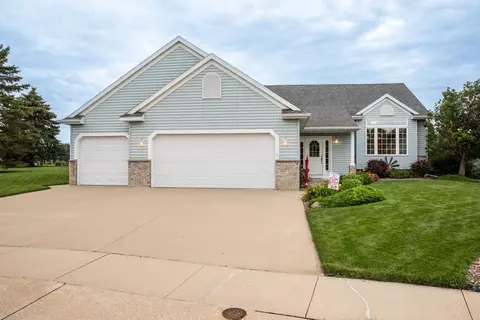 1005 Plymouth Ln NW, Rochester, MN 55901