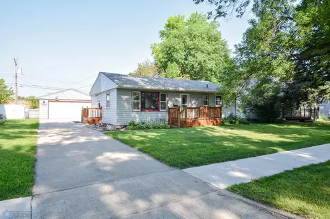 1525 17th St S, Fargo, ND 58103