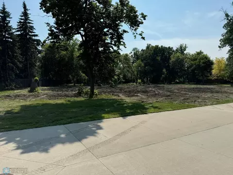 421 20 Ave E 20th Ave E, West Fargo, ND 58078