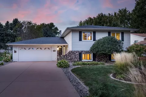132 Mary Cir, North Mankato, MN 56003