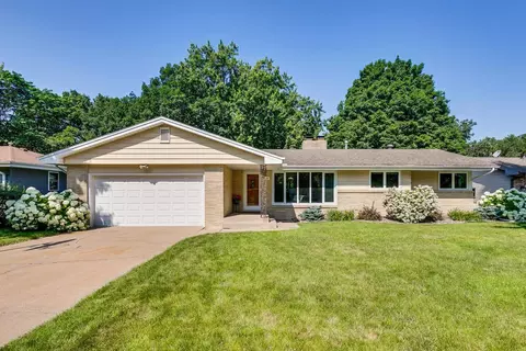 16 Oakwood Dr, New Brighton, MN 55112