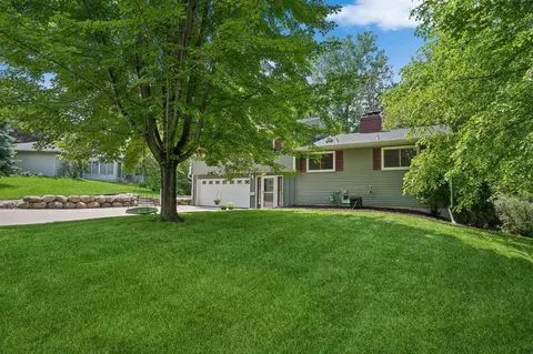 11409 Royzelle Ln, Minnetonka, MN 55305