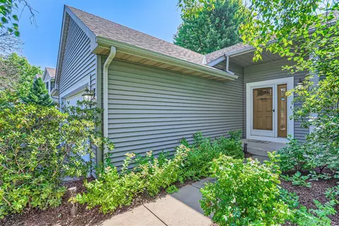 592 Coventry Pkwy, Eagan, MN 55123 photo 2