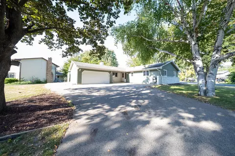 2512 Hayes Dr, Burnsville, MN 55337