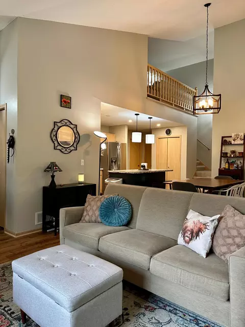 1070 Aston Cir, Burnsville, MN 55337