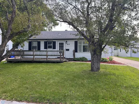 810 18th St S, Fargo, ND 58103