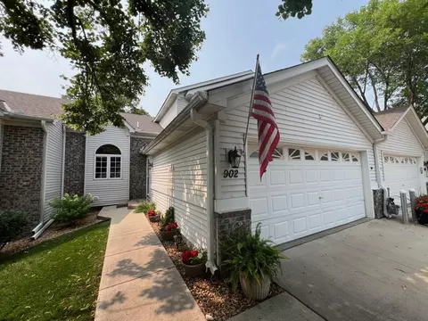 902 Kimberly Ln, Chanhassen, MN 55317
