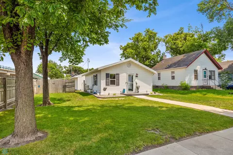 1137 28th St N, Fargo, ND 58102