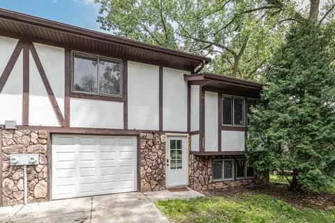 2062 Albemarle St, Roseville, MN 55113