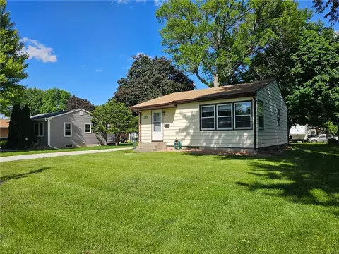 725 Oak St NE, Hutchinson, MN 55350