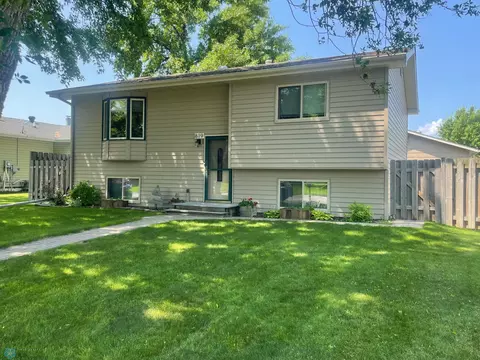 819 5th St S, Wahpeton, ND 58075