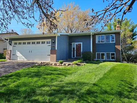 6612 Sandlewood Rd, Woodbury, MN 55125