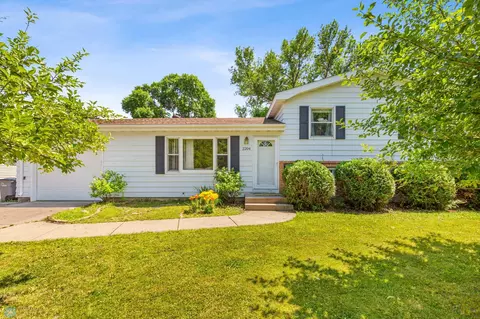2204 17th St S, Moorhead, MN 56560
