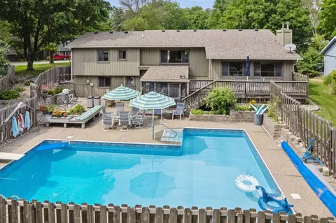 112012 Warner Cir, Chaska, MN 55318