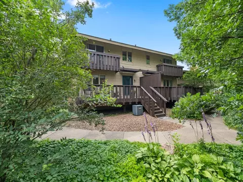 38 Birnamwood Dr, Burnsville, MN 55337