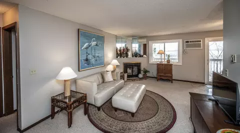 7600 157th St W #303, Apple Valley, MN 55124
