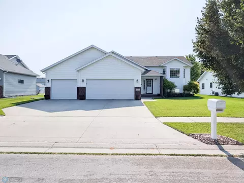 512 31st St N, Moorhead, MN 56560