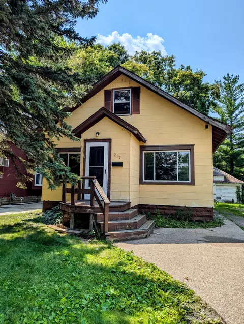 217 Porto Rico St NE, Willmar, MN 56201