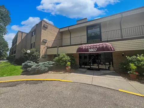 5607 Green Circle Dr #219, Minnetonka, MN 55343