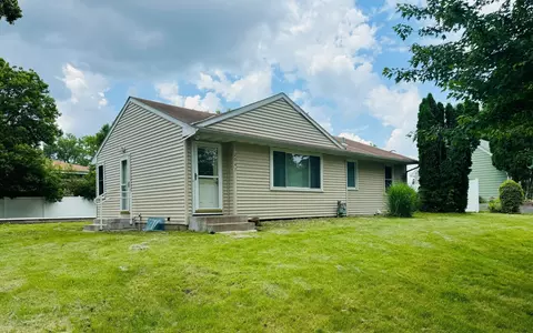 2047 Sloan St, Maplewood, MN 55117
