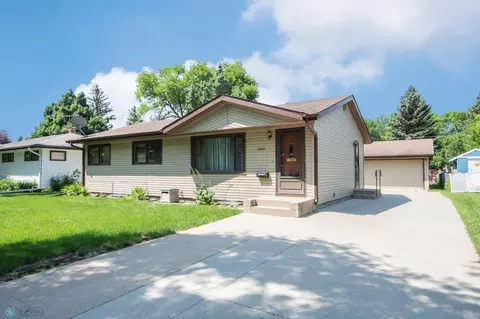 1445 20th St S, Fargo, ND 58103