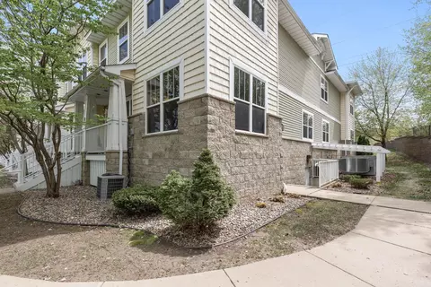 1240 County Road D E #1, Maplewood, MN 55109