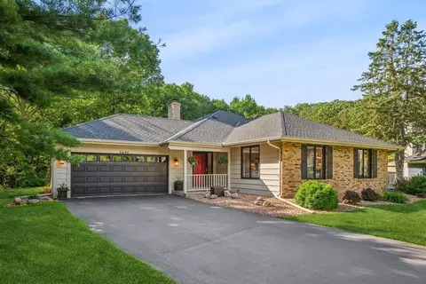 8640 Wood Cliff Cir S, Bloomington, MN 55438
