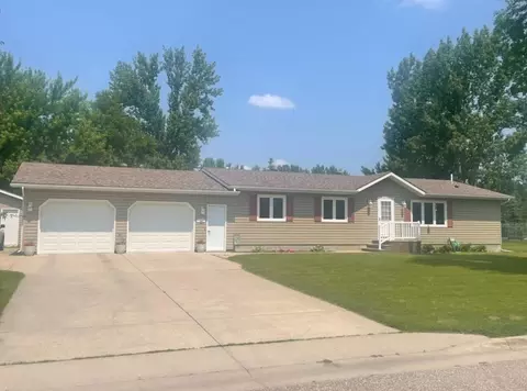 111 Appletree Ct, Thief River Falls, MN 56701