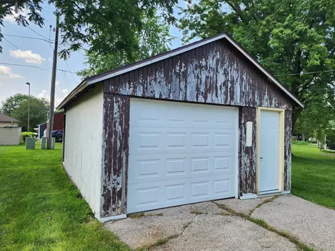 230 1st St NE, Plainview, MN 55964 photo 3